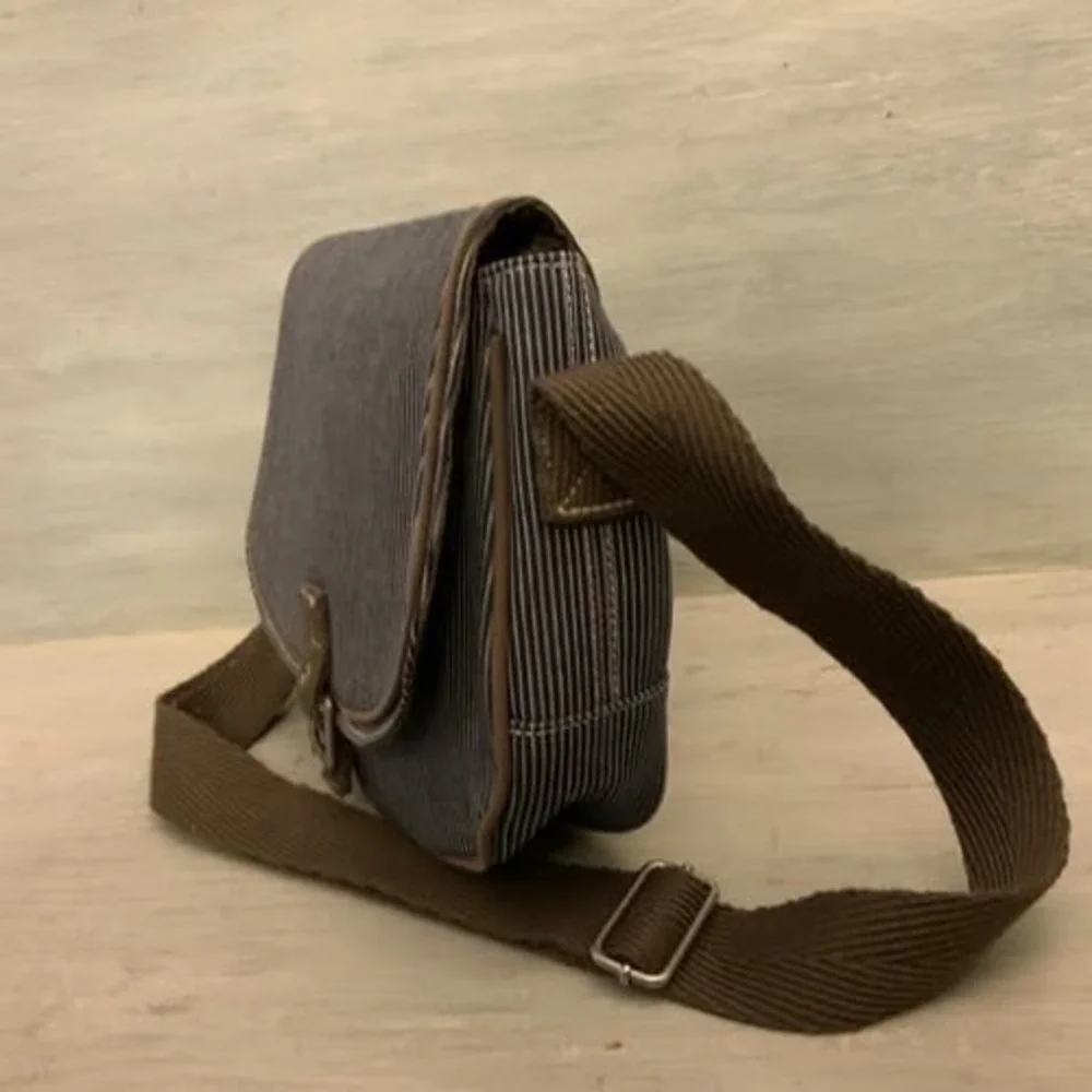 ThirtyOne Free to Be Railroad Striped Denim Crossbody Saddle Bag‎ Purse GC